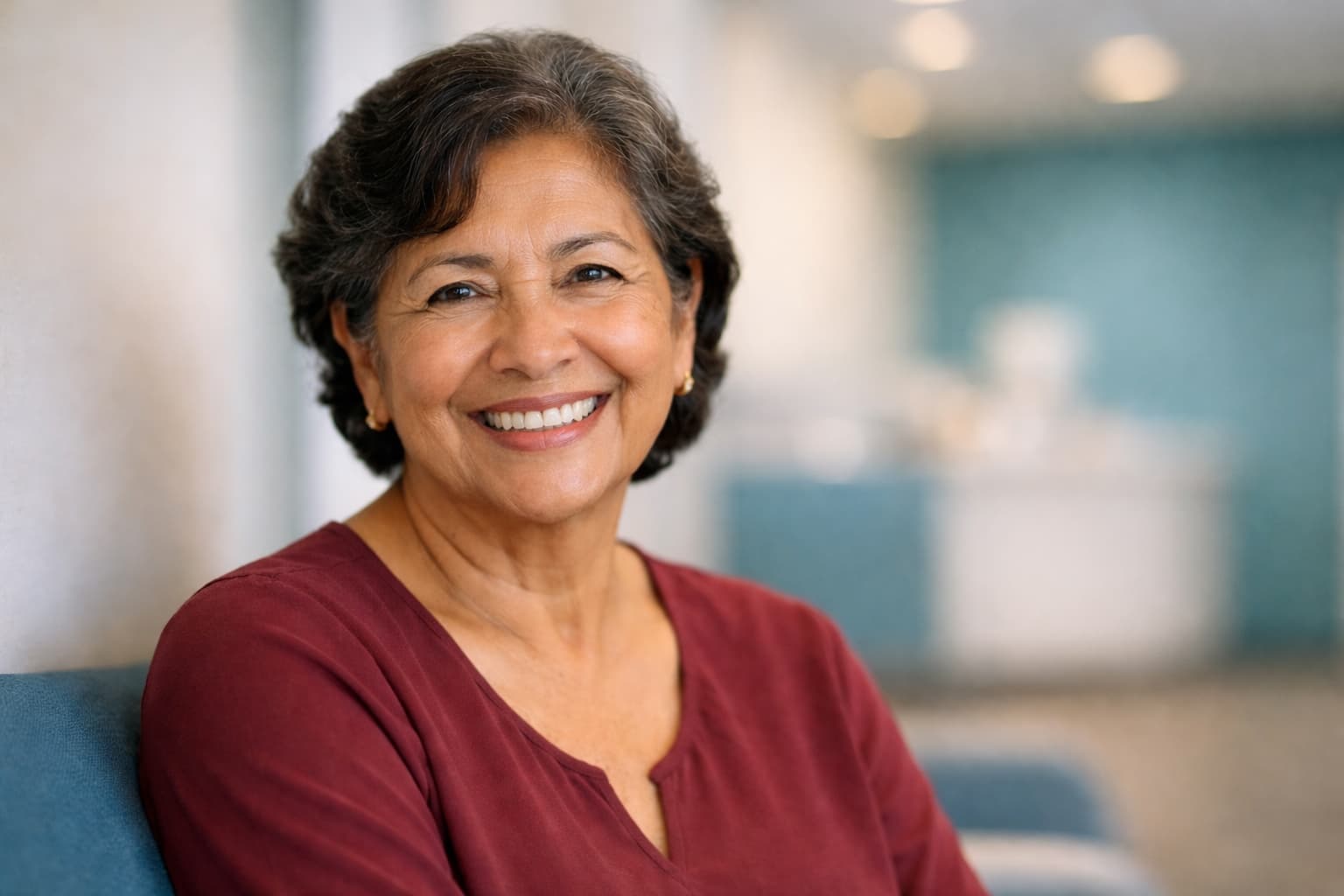 Paciente mayor sonriendo después de cirugía de cataratas exitosa en la Clínica Oftalmológica Dr. Diego Mena, Alajuela