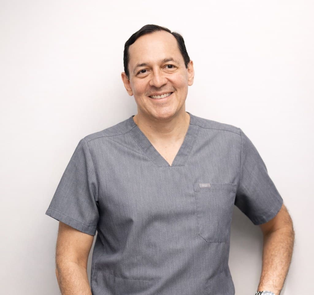 Retrato del Dr. Diego Mena, oftalmólogo